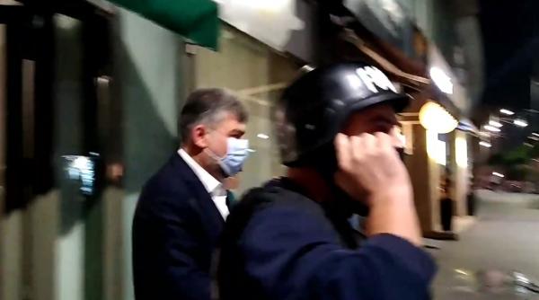 Marcel Ciolacu a ieșit cu bodyguarzii de la o emisiune, de teama protestatarului Ceaușescu. Apoi a trecut pe roșu la semafor (VIDEO)