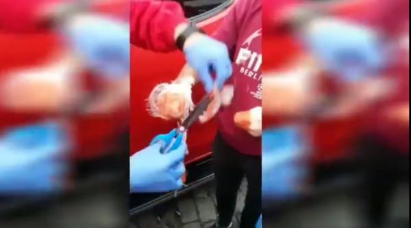 "Minune" la racla Sfântului Dumitru. Un cerșetor care simula că are mâinile tăiate s-a "vindecat" cu ajutorul Jandarmeriei. Video incredibil