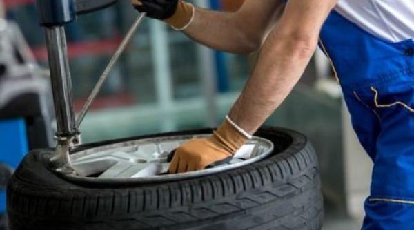 Răfuială la o vulcanizare. Angajat, împuşcat de un şofer pentru un bon fiscal - Video