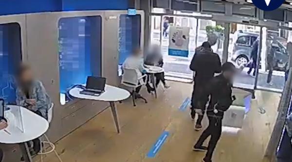 Spania. Trei români au JEFUIT mai multe magazine de telefoane mobile în plină zi: "Nu mișcați, am o ARMĂ!". VIDEO   