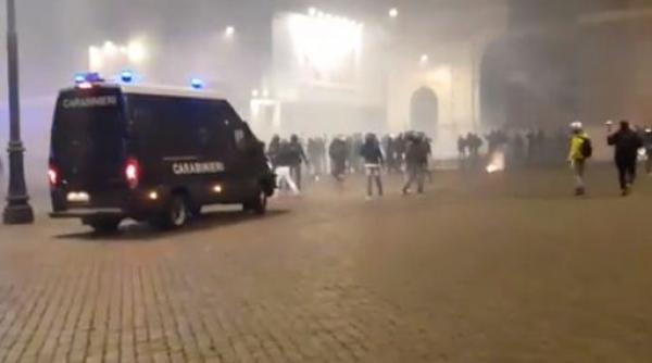 Italia. Proteste violente la Roma. Haos în Piazza del Popolo. Poliţia intervine cu tunuri cu apă 