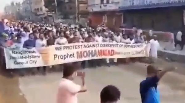 Proteste de amploare împotriva lui Macron: „Se închină lui satan!“