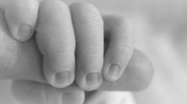 Gest şocant. O adolescentă şi-a ascuns bebeluşul, nou-născut, în congelator