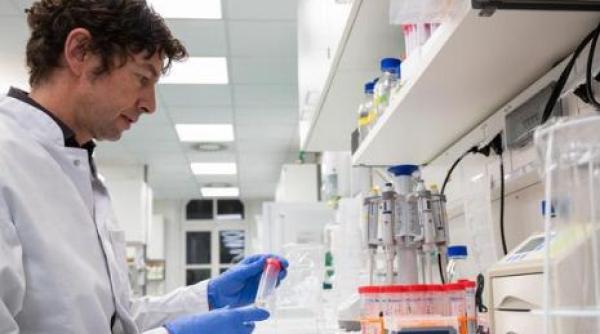 O nouă formă, cu mutații, a coronavirusului se răspândește în toată Europa. Descoperită la lucrătorii agricoli din Spania 