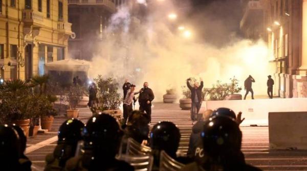 Ciocniri VIOLENTE între PROTESTATRII anti-restricţii şi poliţie în Italia și Spania: Au aruncat cu CĂRĂMIZI