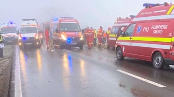 Microbuz cu români, între care un copil, răsturnat 