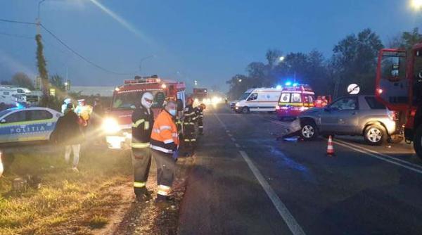 5 români, între care o fetiță de două luni și un băiat de șase ani, victimele unui accident între trei autoturisme, în Timiș 