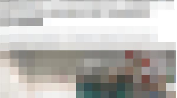 Fotografia anului în Spania: Româncă îngenuncheată în fața medicilor, care i-au salvat fiul de Covid: „Plângeam cu toții” (FOTO)