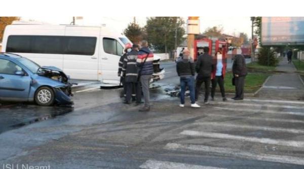 Microbuz de transport persoane, coliziune cu un autoturism. Patru români, preluaţi de ambulanţă în judeţul Neamţ