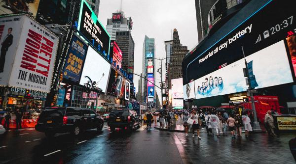 SUA. Povestea a patru români, proiectată pe ecranele din Times Square, în New York
