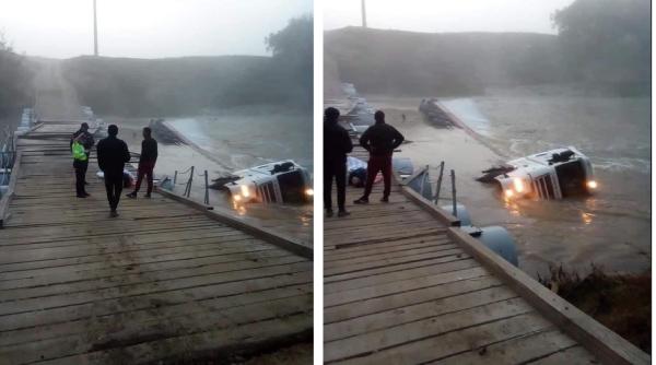 Un TIR care traversa un pod de LEMN s-a răsturnat în râul Ialomița: Ce încărcătura avea