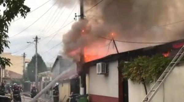 INCENDIU de amploare în București: Patru case afectate