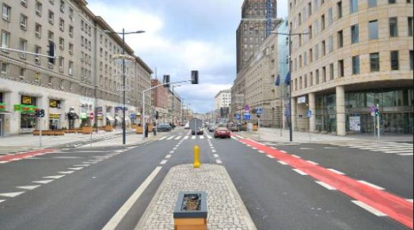 Teatrele, cinematografele și magazinele neesențiale se închid în Polonia. Toți elevii vor face şcoala online