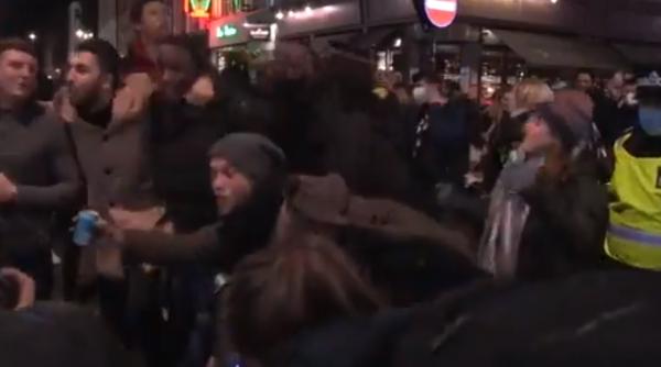 Ultima seară de petrecere în Marea Britanie înainte de lockdown. Tinerii au umplut puburile (VIDEO)
