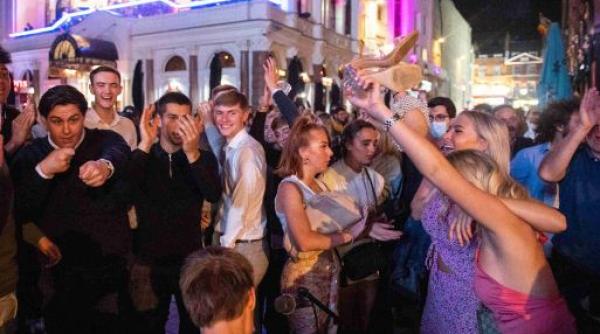 Marea Britanie: Peste 100 de arestări la Londra pentru încălcarea noilor restricţii