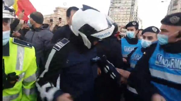 Incidente la protestul din Piața Victoriei. Îmbrânceli cu polițistii si jandarmii 