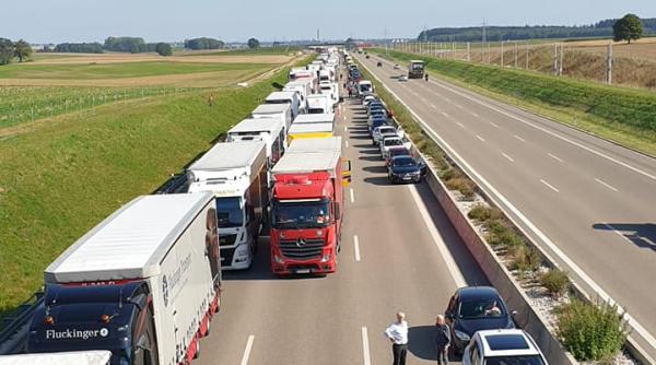 Coloane de camioane la două puncte vamale din România. Şoferii aşteaptă şi câte două ore să iasă din ţară
