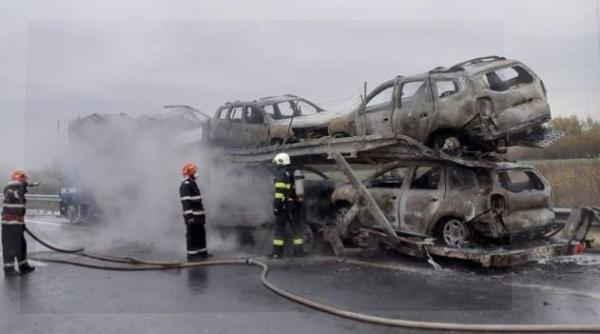 Incendiu pe autostrada Deva-Nadlac. Tir încărcat cu maşini Dacia a luat foc în mers. Patru autospeciale, la intervenţie