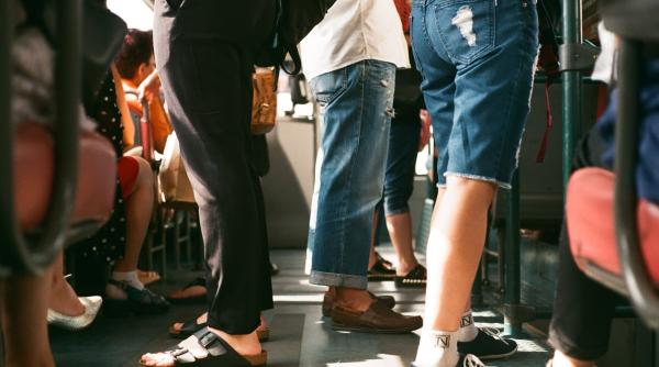 Italia. Badante și pachete, transportate ilegal de un șofer român: „Prețul era mic!”. Microbuzul, confiscat