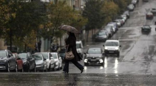 O furtună a făcut ravagii pe insula Creta. Mai multe automobile au fost luate de ape - VIDEO