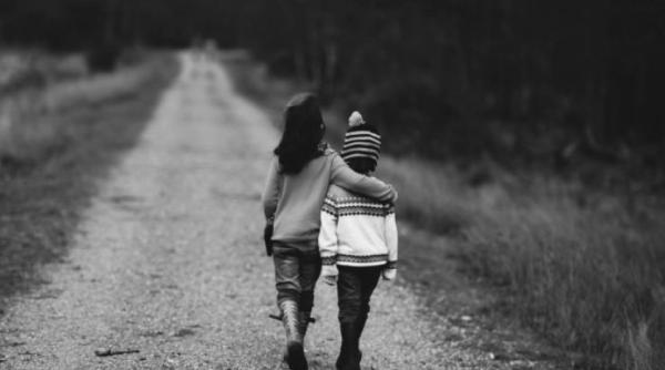 Caz şocant în judeţul Neamţ: Un pensionar ar fi violat fetiţa unor vecini