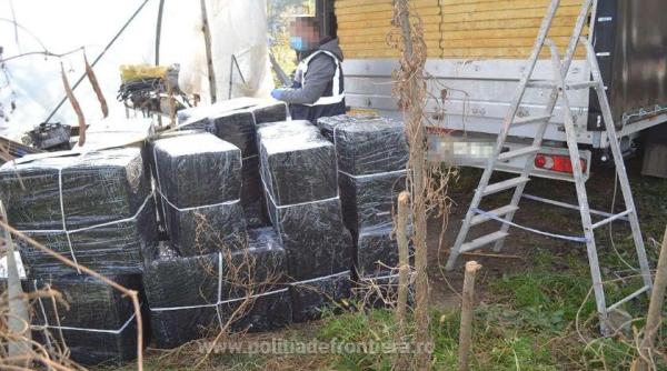 Patru români, cercetaţi pentru contrabandă. Mii de pachete țigări confiscate în urma unei percheziții  