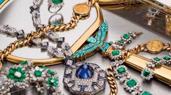 Marea Britanie. O femeie a furat 1 milion de euro din banii firmei şi a cumpărat produse de lux. Ce le-a spus poliţiştilor