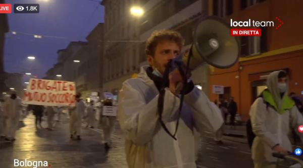Protest de amploare la Bologna, sâmbătă seară. Oamenii au strigat: "Sănătate, bani, demnitate" - VIDEO 