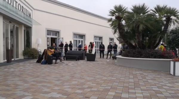 Alegeri Republica Moldova: Moment emoționant la secția de votare de la Bologna. Un moldovean a cântat două piese celebre - VIDEO