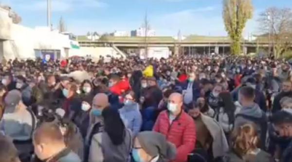 Amenințare cu bomba la secția de votare din Frankfurt. Sute de cetățeni moldoveni așteaptă să voteze