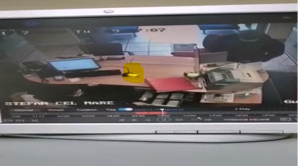 Un român a jefuit o bancă „înarmat“ doar cu o hârtie: „Ai 10 secunde să-mi dai banii, altfel te tai"