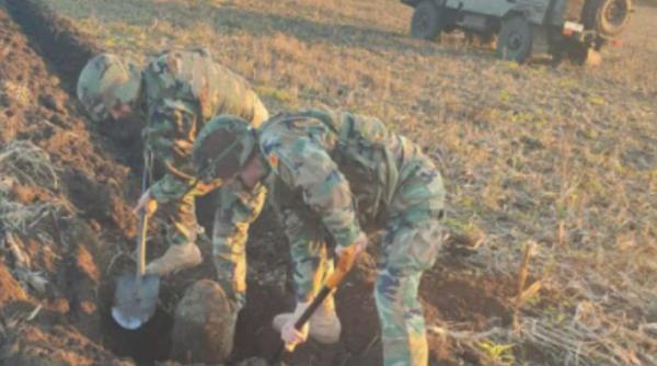 O bombă de 50 de kg, din al Doilea Război Mondial, găsită la graniţa României, pe un câmp