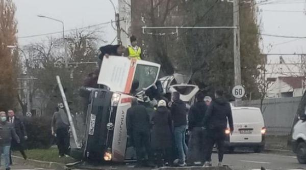 Accident grav: O ambulanţă s-a răsturnat după impactul cu un bolid BMW, în Bucureşti