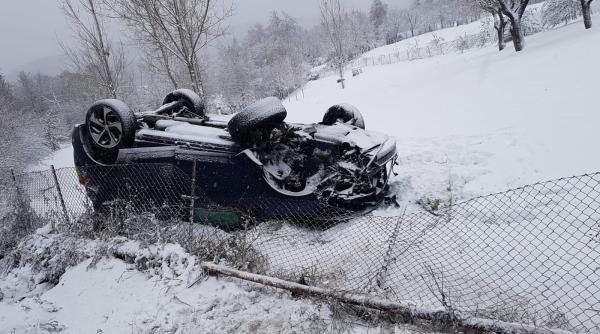Doi copii și o româncă, răniți după ce s-au răsturnat cu mașina pe o șosea ÎNZĂPEZITĂ 