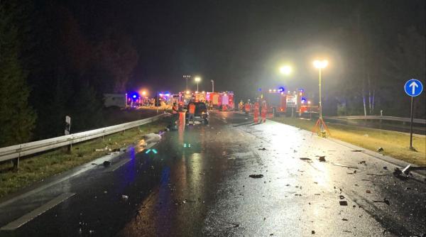 Un român cu o mașină de Anglia, accident nimicitor în Germania: Două persoane în spital