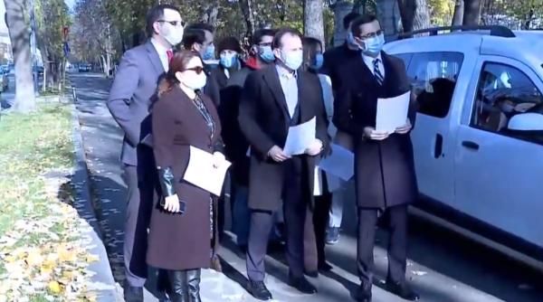 VIDEO. Cîțu s-a dus la sediul PSD să-i lase o scrisoare lui Ciolacu: "Cei care ne-au bătut în stradă sunt astăzi candidați la Senat"