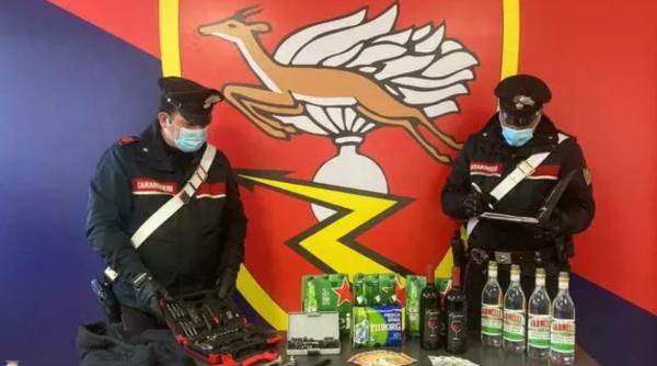 Italia. Român, prins la furat de băutură în supermarket. Surpriză de proporții pentru carabinieri când i-au controlat mașina