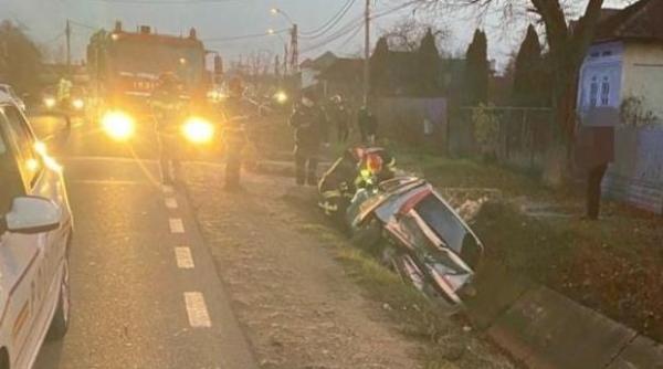 Doi soţi români, implicaţi într-un accident rutier grav. Maşina în care se aflau, proiectată într-un cap de pod 