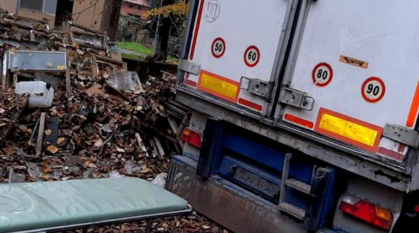 Familie de români, acuzații grave: Bărbat mort de COVID, ținut într-o remorcă din spatele unui spital: „Ce-ai vrea, să-l pui pe tavă sau ce?”