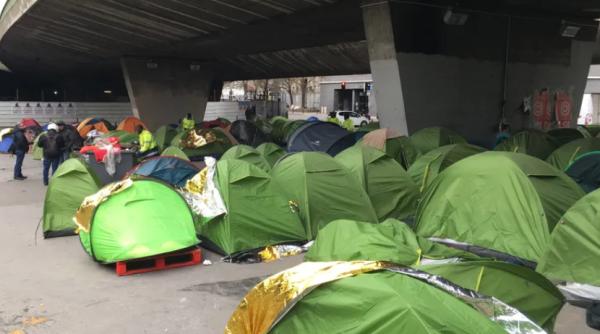 Franța. Tabără de migranţi din Paris, EVACUATĂ cu gaze lacrimogene