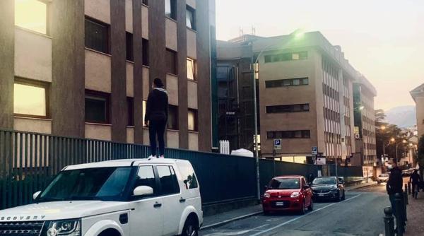 Imaginea DISPERĂRII în Italia: O tânără a stat ore întregi urcată pe mașină în fața unui spital pentru a-și vedea mama internată cu COVID