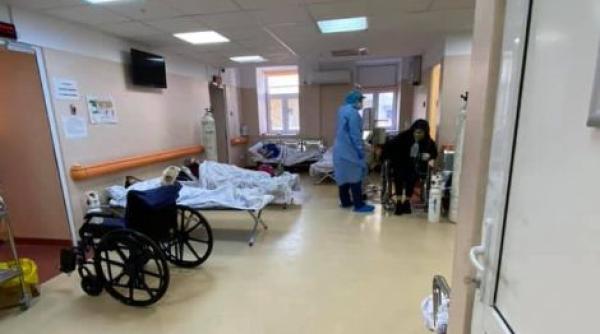 Imagini dramatice. Români, bolnavi de Covid, trataţi pe holuri, la „Matei Balș”. Medicul Marinescu: „O realitate a acestor zile”