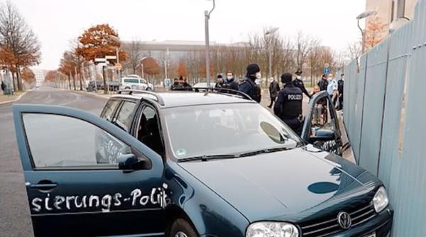 ATAC în Germania: Un bărbat a intrat cu cu mașina în poarta sediului Cancelariei: "CRIMINALI de copii și bătrâni!"