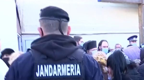 Credincioşii din Constanţa, scoşi cu poliţia din biserică, după ce s-au îmbulzit la slujbă