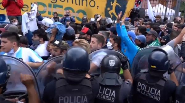 Ciocniri violente între fanii argentinieni și poliție la priveghiul lui Maradona (VIDEO)