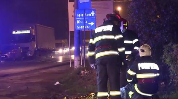 Bărbat încălzit cu pături de paramedici, pe marginea drumului. Așteptau ambulanţa, venită de la 60 de kilometri