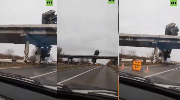 Imagini şocante. Un camion a alunecat de pe un pod și a rămas suspendat deasupra drumului