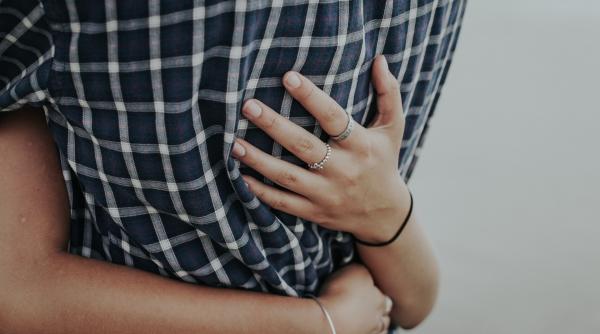 Spania. O româncă a furat un lanţ de aur prin metoda ''Îmbăţişarea''. Victima, o bătrână de 78 de ani