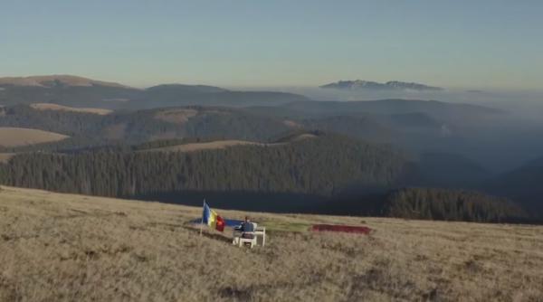 Dedicație inedită de 1 Decembrie. Un jandarm român cântă Imnul Național la un pian aflat pe munte. Imagini spectaculoase (VIDEO)