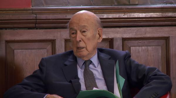 Valéry Giscard d'Estaing, fostul președinte al Franței, a murit răpus de Covid